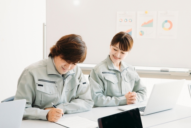 どちらか考える二人